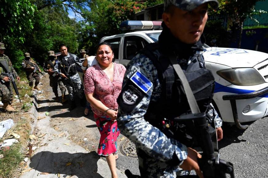 Bukele sigue su guerra contra las maras y “registran uno a uno” en peligrosas colonias de San Salvador