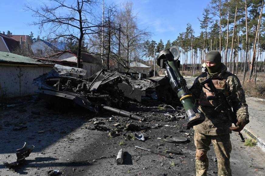 Catástrofe humanitaria: Kiev sitiada, miles de civiles muertos y gente peleando por comida en Ucrania