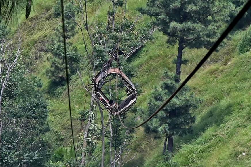 Atrapados en un teleférico y pendiendo de un hilo: el difícil rescate de ocho jóvenes en Pakistán