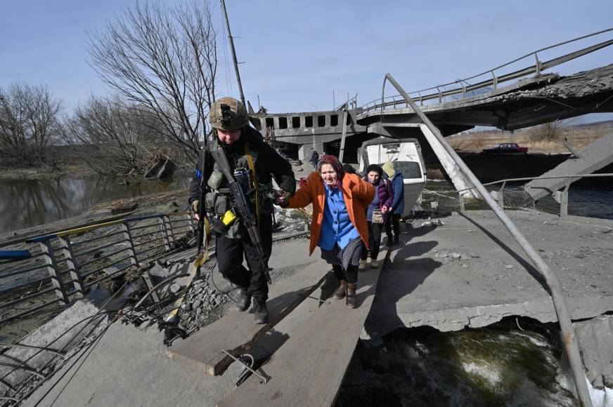 Catástrofe humanitaria: Kiev sitiada, miles de civiles muertos y gente peleando por comida en Ucrania