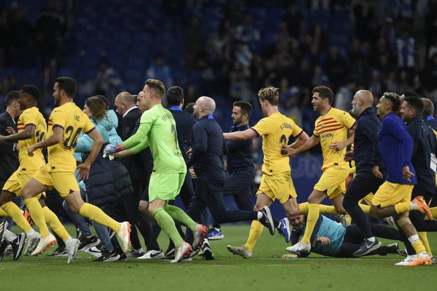 Festejo blaugrana y frustración del Espanyol: las imágenes que dejó el triunfo del Barcelona que lo corona campeón de España