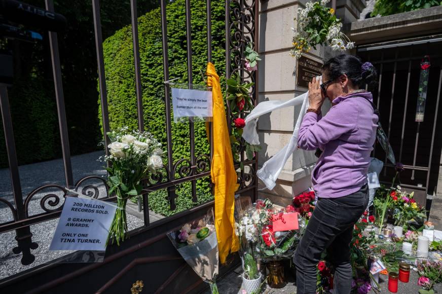 Fanáticos de Tina Turner dejan flores y velas frente a su casa en Suiza