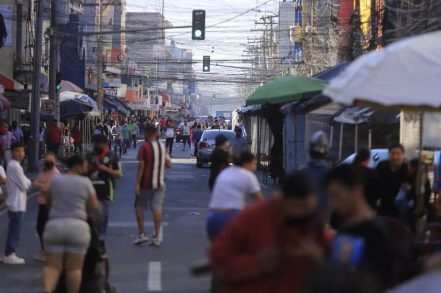 Negocios cerrados, personas atrapadas y disturbios: imágenes de las protestas en San Pedro Sula