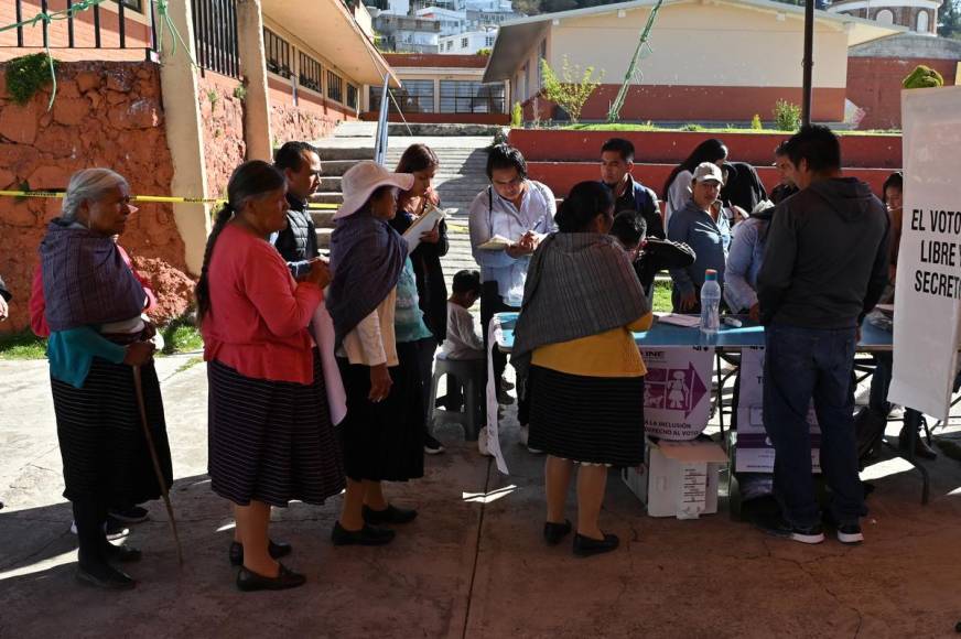 Mexicanos acuden a las casillas a votar en las elecciones 2024