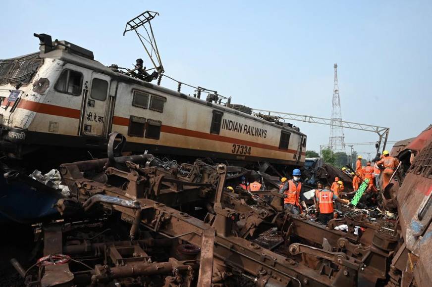 Las impactantes imágenes de los vagones destrozados y cadáveres junto a las vías tras accidente de trenes en India