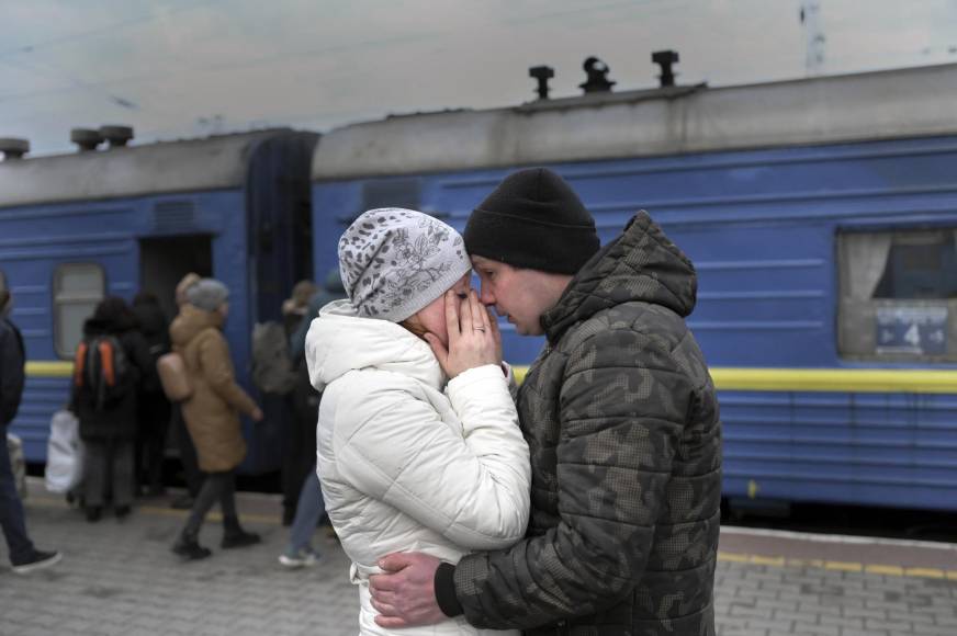 ¡Amor en medio de la guerra! Soldados ucranianos se casan mientras combaten a Rusia