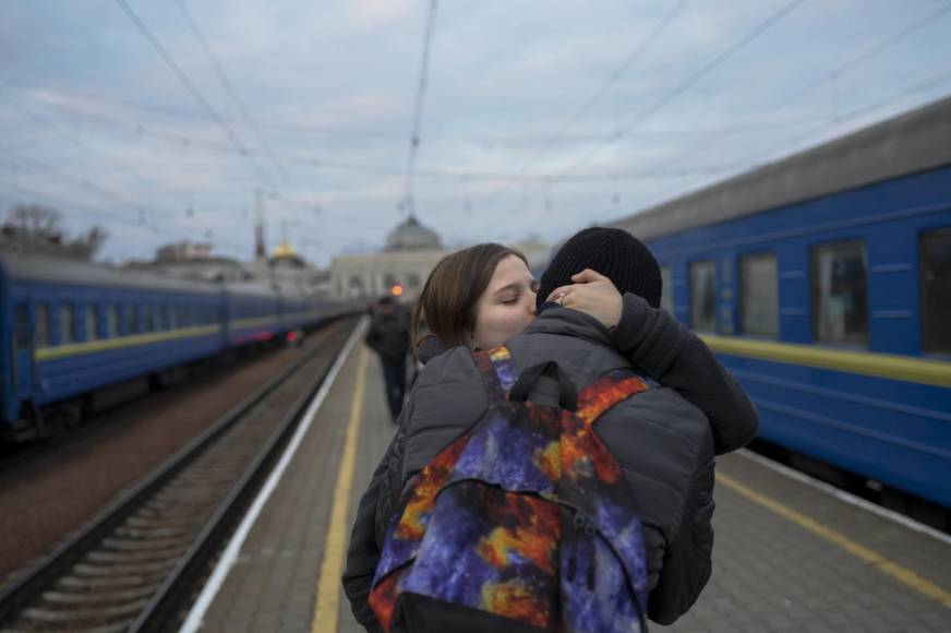 ¡Amor en medio de la guerra! Soldados ucranianos se casan mientras combaten a Rusia