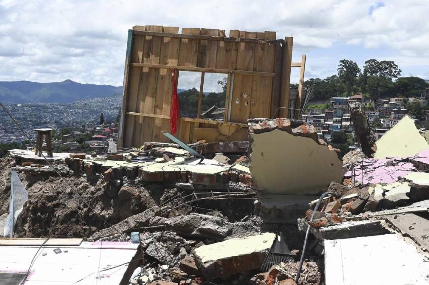 Más de 2 mil personas han sido rescatadas de la colonia Guillén por falla geológica