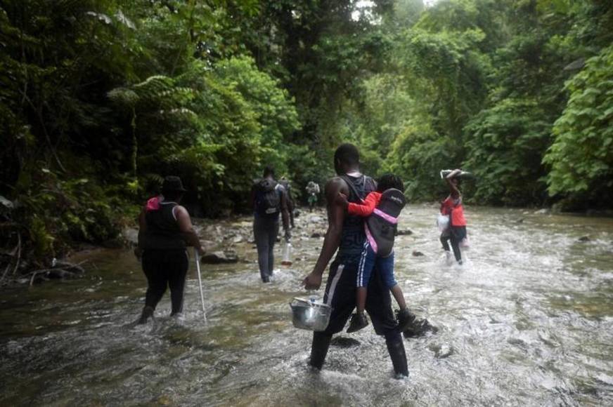 “He visto a mamás dejar a sus hijos ahí”: crudos relatos del tapón del Darién, la selva donde Dios no entra