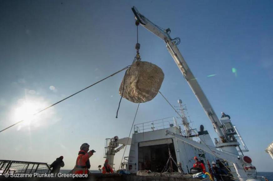 La razón por la que Greenpeace lanza enormes piedras al mar