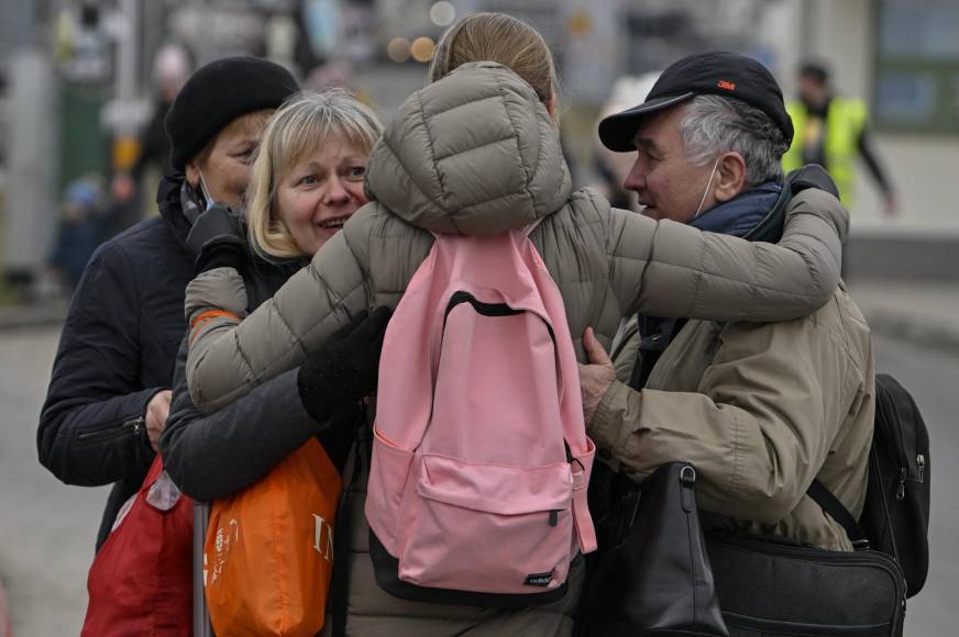 ¡Amor en medio de la guerra! Soldados ucranianos se casan mientras combaten a Rusia