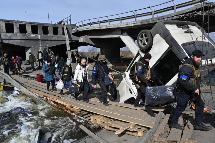 Catástrofe humanitaria: Kiev sitiada, miles de civiles muertos y gente peleando por comida en Ucrania