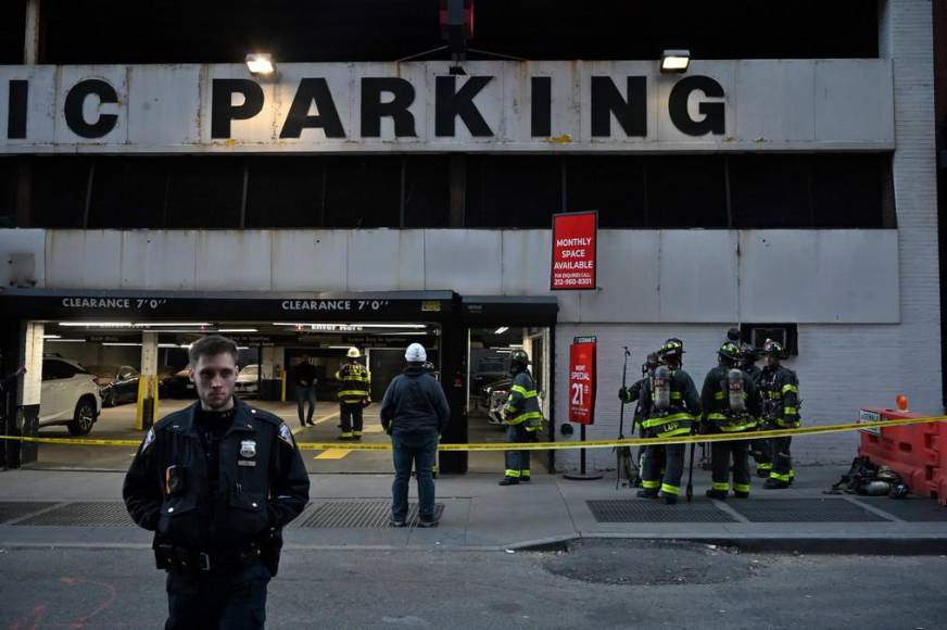 Lo que se sabe del colapso de un edificio de estacionamiento en Manhattan