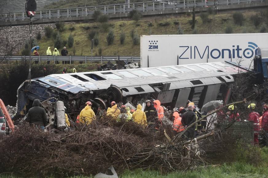 Intensas protestas en Grecia tras accidente de trenes que dejó 57 muertes