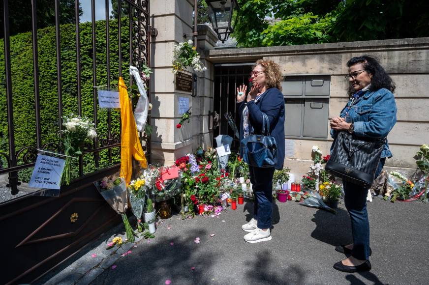 Fanáticos de Tina Turner dejan flores y velas frente a su casa en Suiza