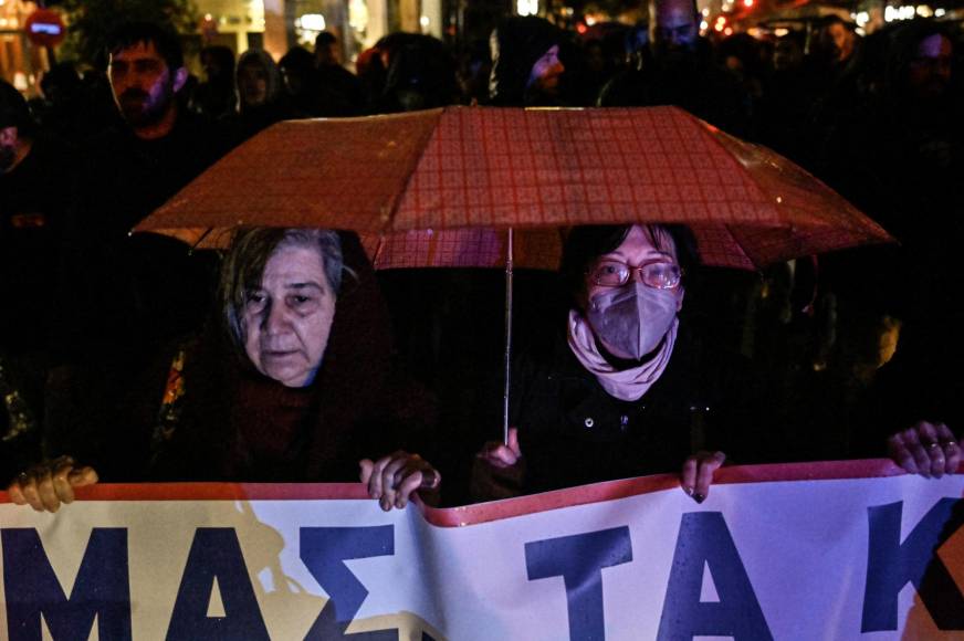 Intensas protestas en Grecia tras accidente de trenes que dejó 57 muertes