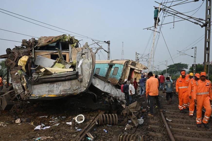 Las impactantes imágenes de los vagones destrozados y cadáveres junto a las vías tras accidente de trenes en India