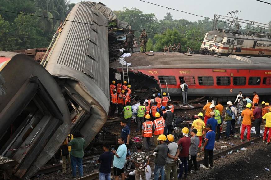 Las impactantes imágenes de los vagones destrozados y cadáveres junto a las vías tras accidente de trenes en India