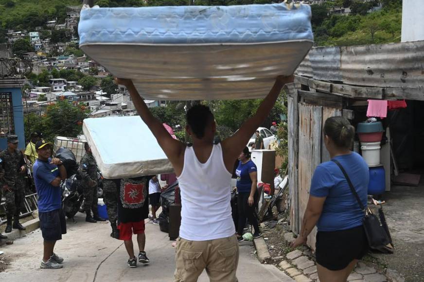 Falla en la Guillén: Impotencia y desesperación entre vecinos obligados a salir de sus hogares