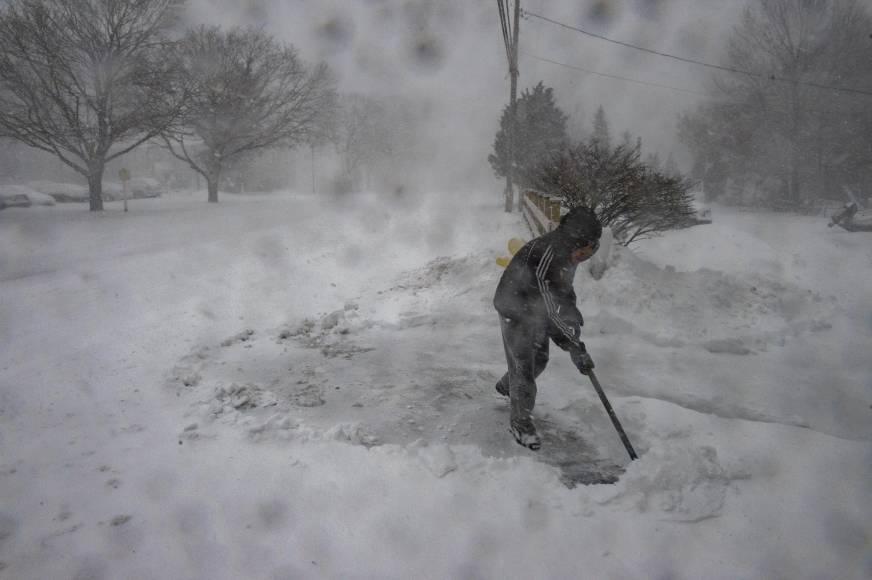 Las impresionantes imágenes de la “histórica” tormenta de nieve que azota el este de EEUU