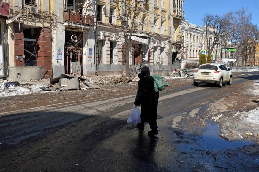 Catástrofe humanitaria: Kiev sitiada, miles de civiles muertos y gente peleando por comida en Ucrania