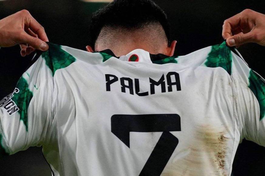 Luis Palma le regala camisa del Celtic al futbolista hondureño Roger Espinoza