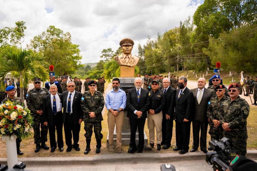 Develan busto en honor al zar antidrogas Julián Arístides González