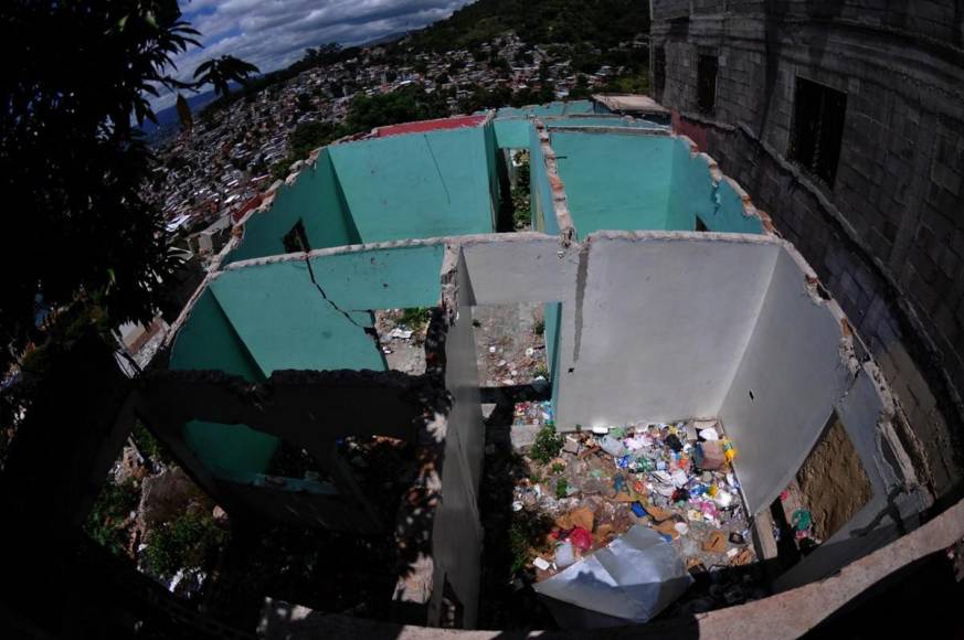 Desolación y pesar, lo único que queda a un año del derrumbe en la colonia Guillén de la capital