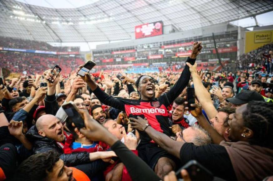 Xabi Alonso se emborracha, locura de afición de Leverkusen y festejo en el camerino