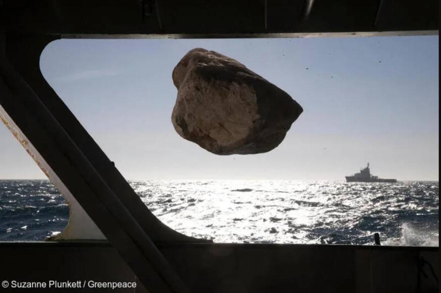 La razón por la que Greenpeace lanza enormes piedras al mar