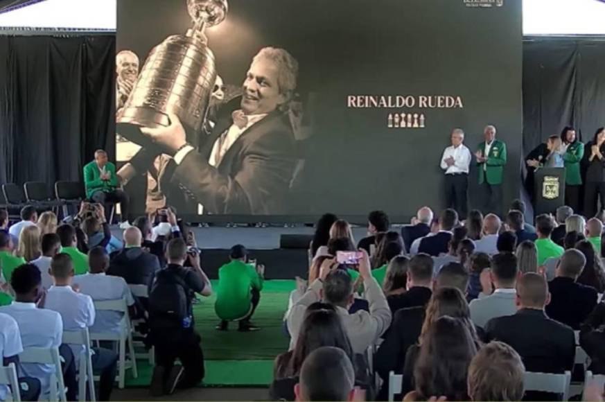 Reinaldo Rueda es homenajeado junto a otras leyendas del Atlético Nacional de Colombia