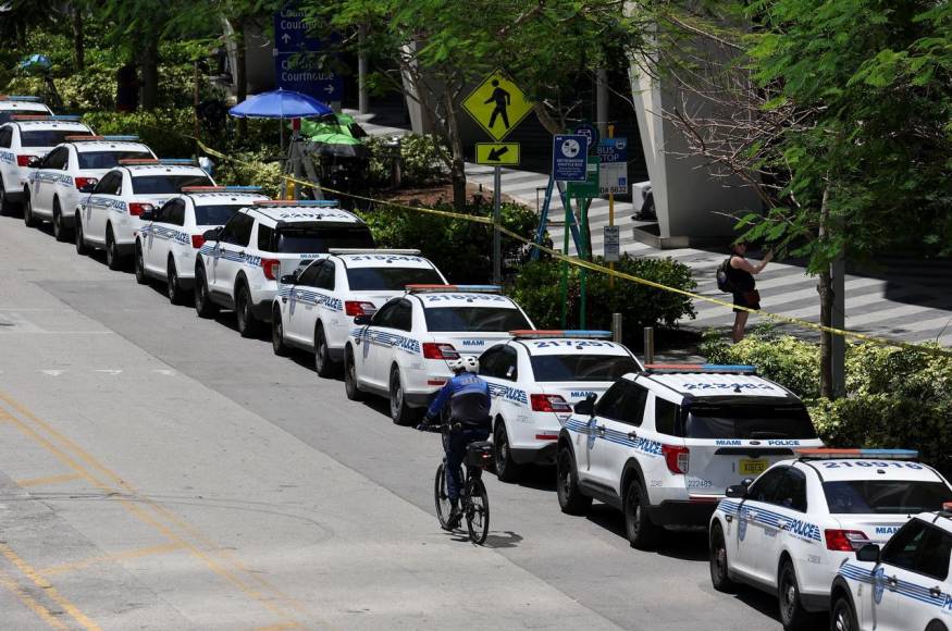 En caravana y sin ser captado por las cámaras llegó Trump a la corte de Miami