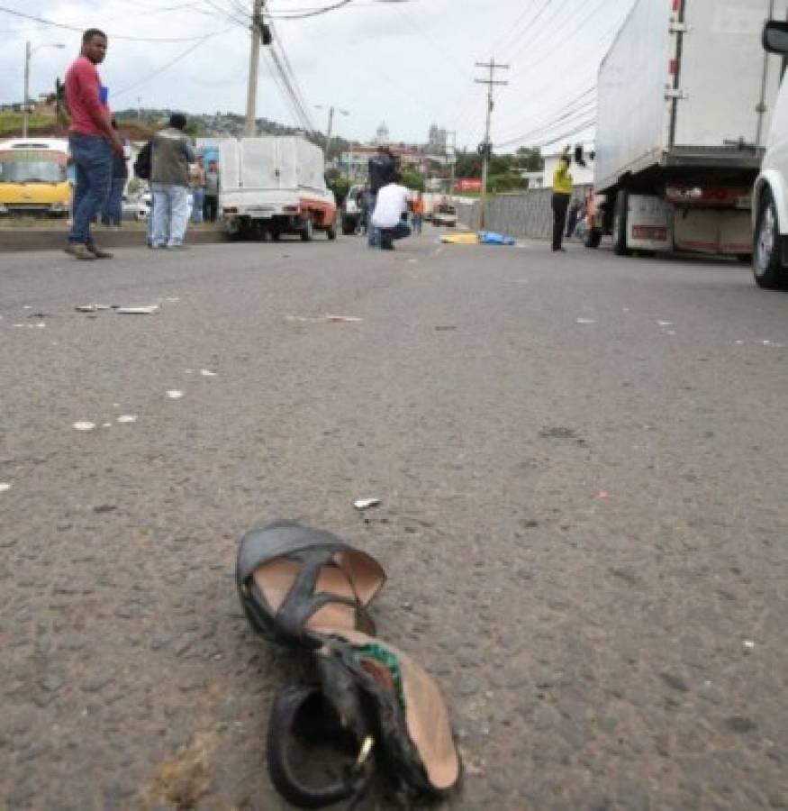 Los zapatos de la víctima quedaron alejados del cuerpo tras el accidente trágico. (Foto: El Heraldo Honduras/ Noticias de Honduras)