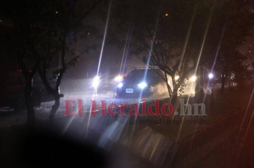 Carros atrapados y viviendas inundadas, las imágenes por las fuertes lluvias en la capital