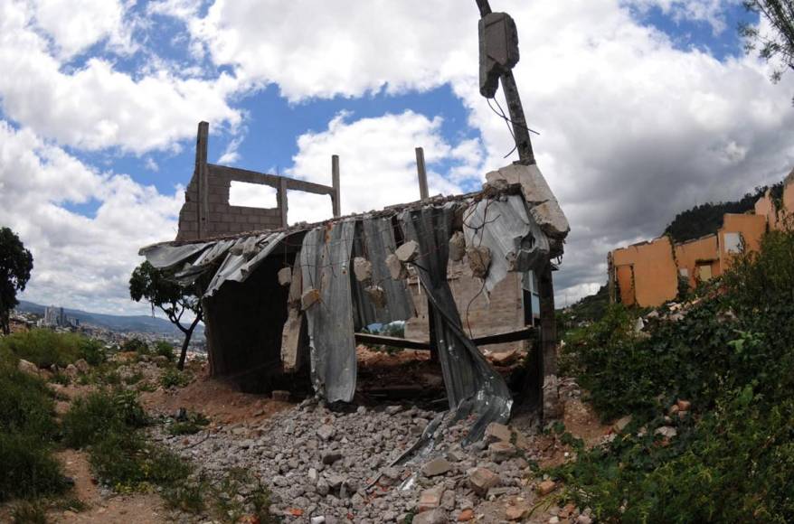 Desolación y pesar, lo único que queda a un año del derrumbe en la colonia Guillén de la capital