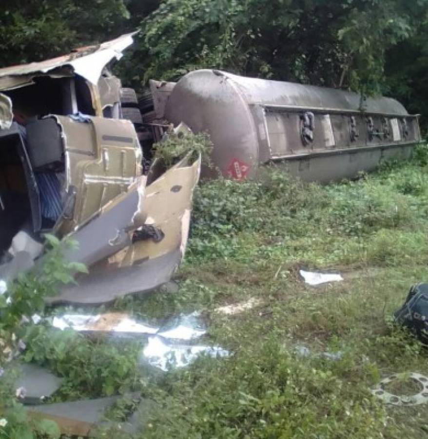 Cisterna de combustible y pickup colisionan por esquivar baches en carretera a Guasaule