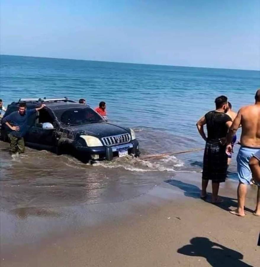 Conductor termina atascado en pleno mar en Choluteca y las imágenes se vuelven viral