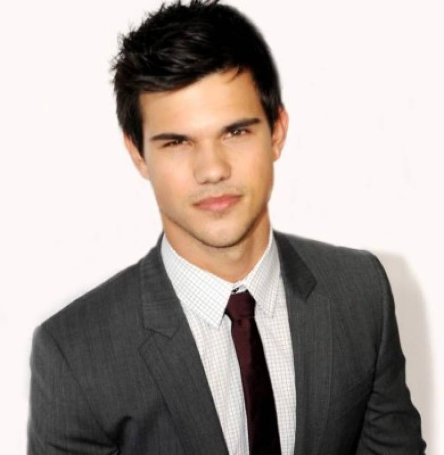 Se cuela video de Taylor Lautner cantando borracho