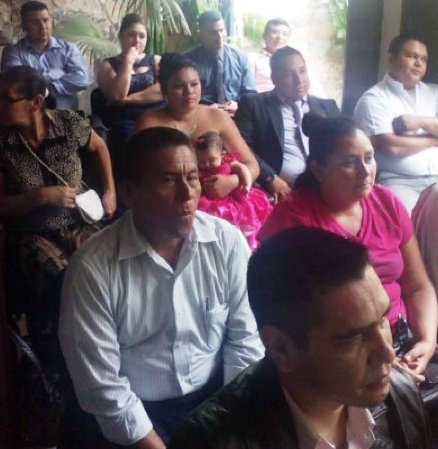 Consulado celebra bodas gratis para diez parejas honduro-salvadoreñas