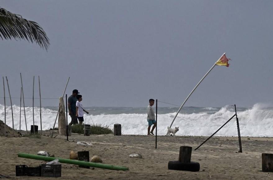 Huracán Hilary se degrada a categoría 2 y deja fuertes lluvias en noroeste de México