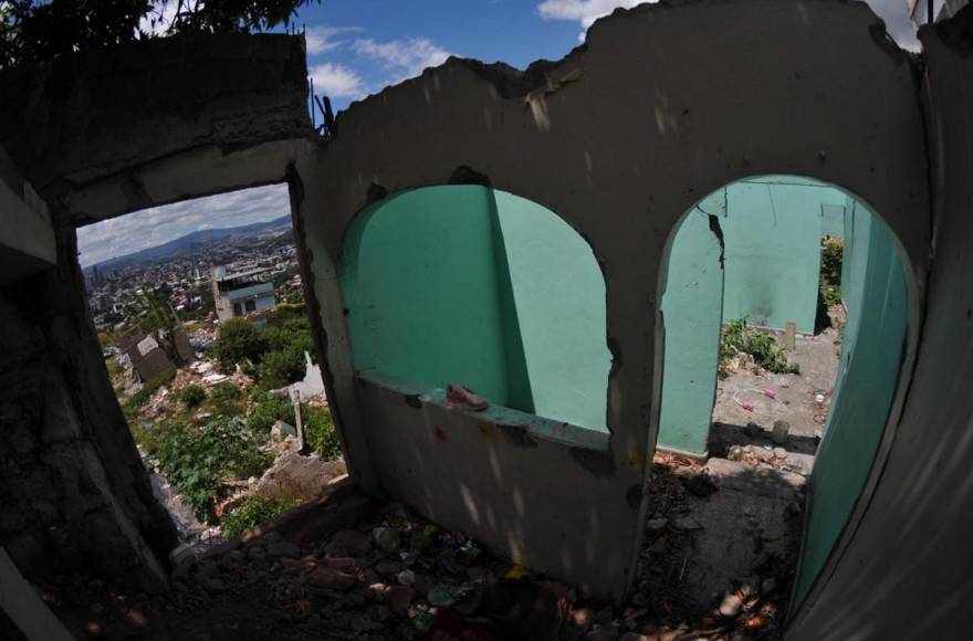 Desolación y pesar, lo único que queda a un año del derrumbe en la colonia Guillén de la capital