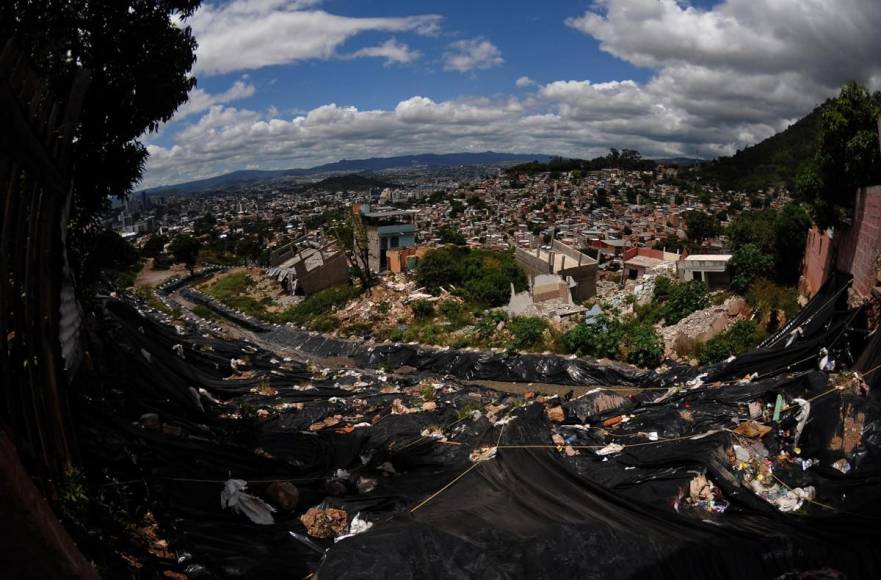 Desolación y pesar, lo único que queda a un año del derrumbe en la colonia Guillén de la capital