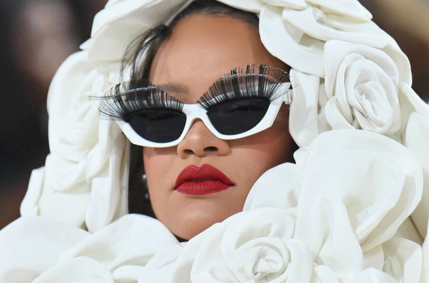 Rihanna, criticada por llegar tarde, lució espectacular en la Met Gala 2023