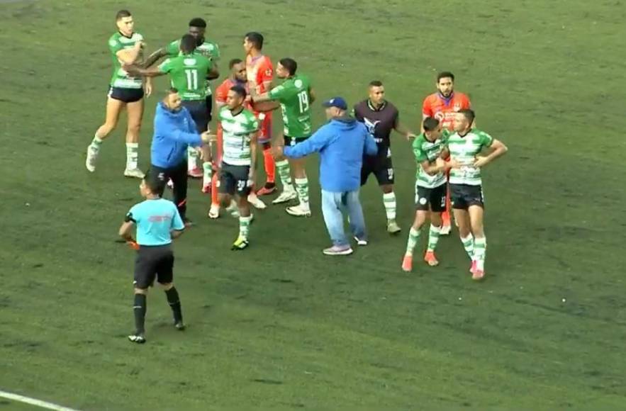 Pelea entre jugadores de UPNFM y Juticalpa FC