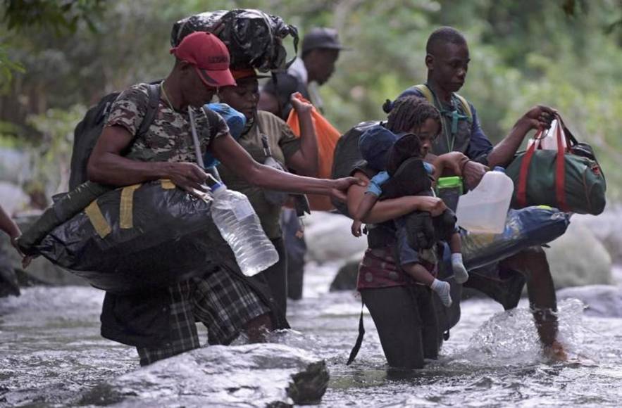 “He visto a mamás dejar a sus hijos ahí”: crudos relatos del tapón del Darién, la selva donde Dios no entra