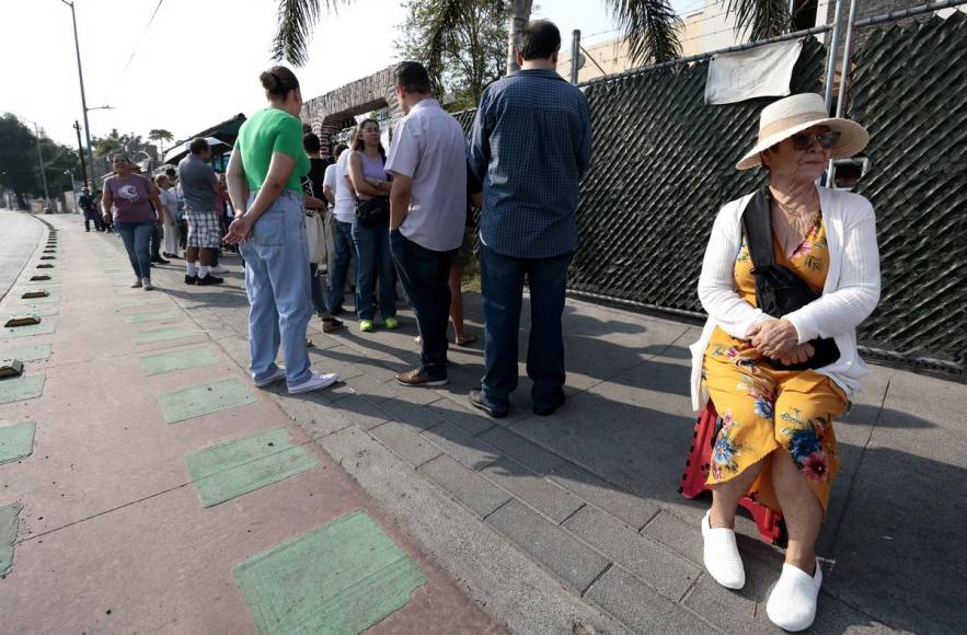 Mexicanos acuden a las casillas a votar en las elecciones 2024