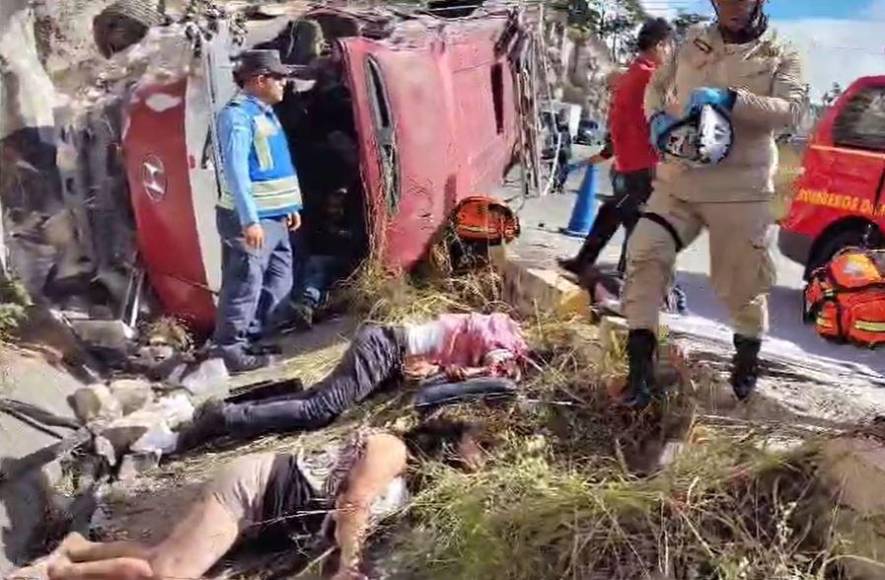 Lamentable escena: destrozos del volcamiento en carretera al sur que provocó tres muertes