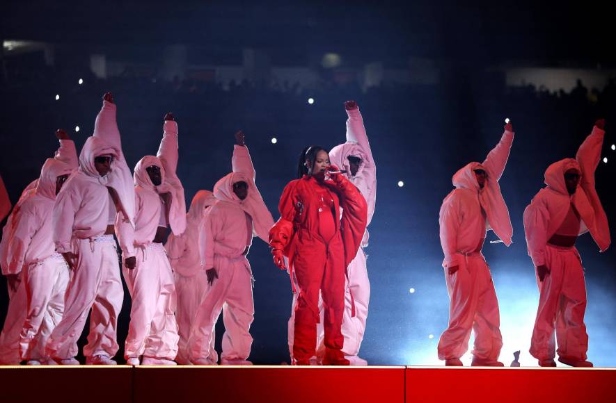 Rihanna volando y A$AP Rocky grabando todo: lo que no se vio del show del medio tiempo