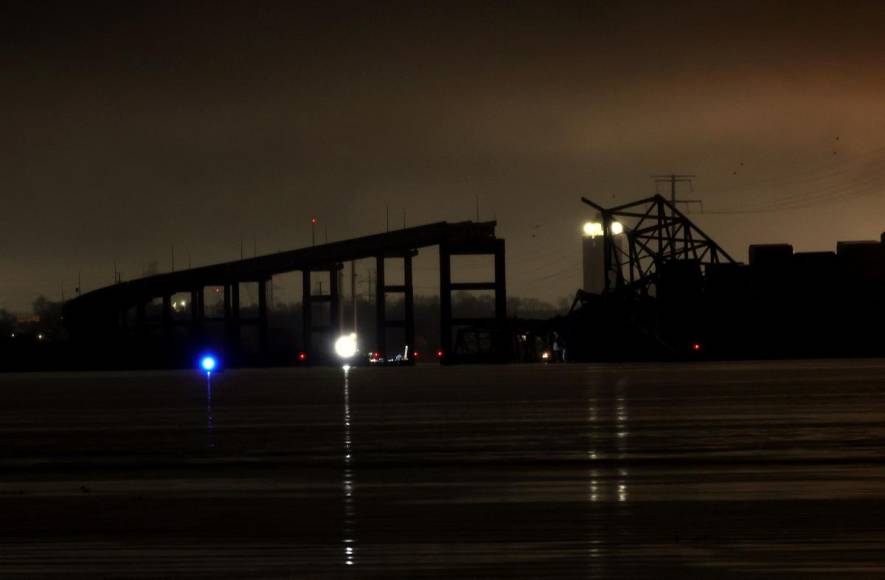 Cerrados permanecen accesos al puente que colapsó en Baltimore