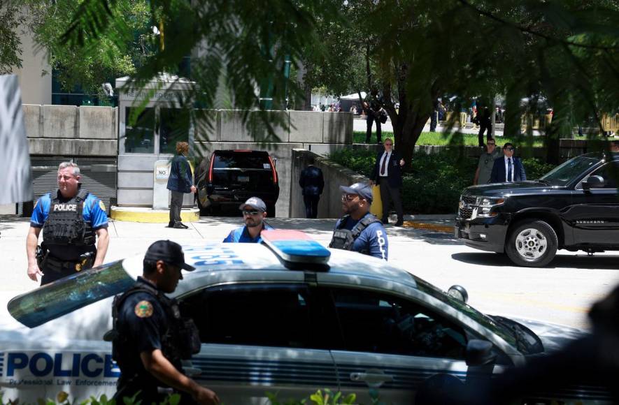 En caravana y sin ser captado por las cámaras llegó Trump a la corte de Miami